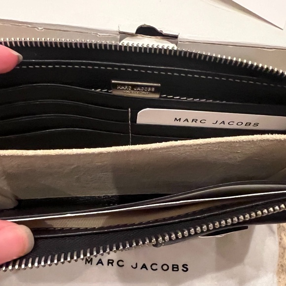 New Marc Jacobs Black Leather Wallet with Silver Hardware - Picture 3 of 9